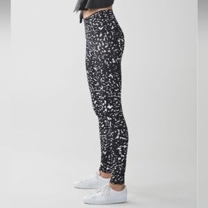 EUC Lululemon Wunder Under Tight Shadow Wrap Black White Flower Tight Legging 2